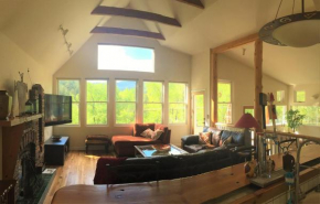 Creekside Craftsman Cabin with Jacuzzi - Alpine Splendor 6 Mins to downtown